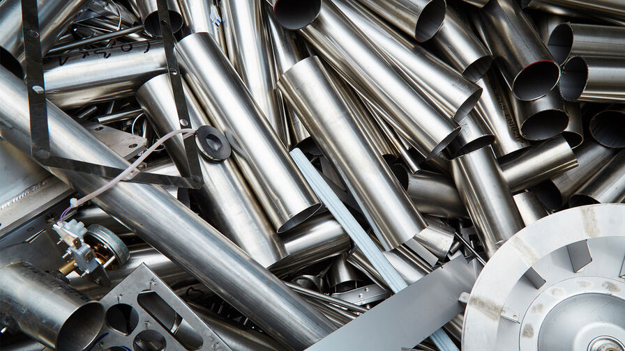 Reciclaje de metal en la industria metalúrgica Foto de chatarra metálica, con tuberías y otras piezas de acero inoxidable.