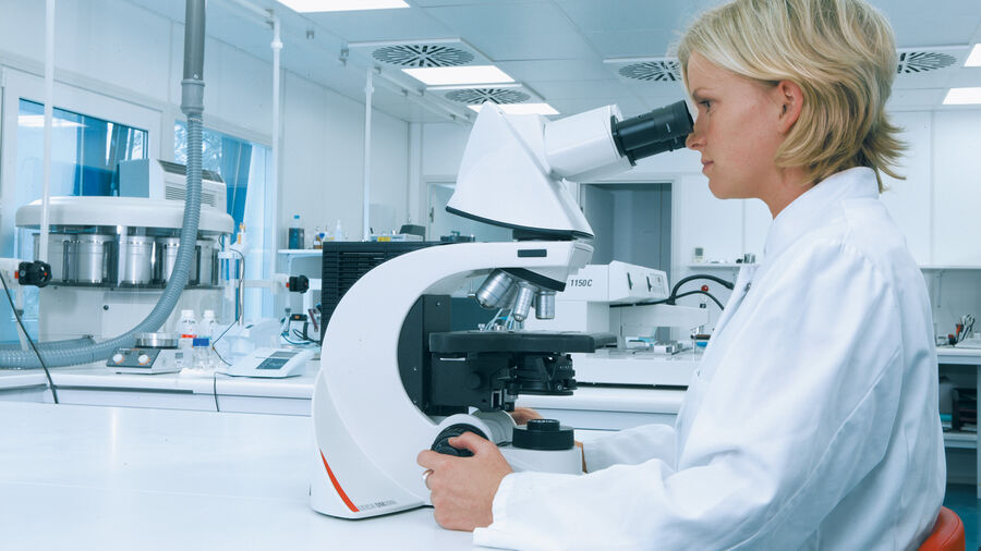 Los operadores pueden trabajar con una postura cómoda al utilizar microscopios de diseño ergonómico.